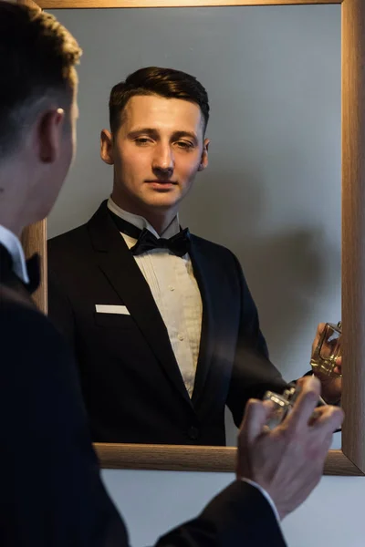 Groom preparing for wedding — Stock Photo, Image