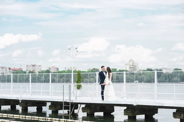 Novia y novio en muelle —  Fotos de Stock