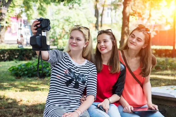 Kobiety przyjmujące Selfie — Zdjęcie stockowe