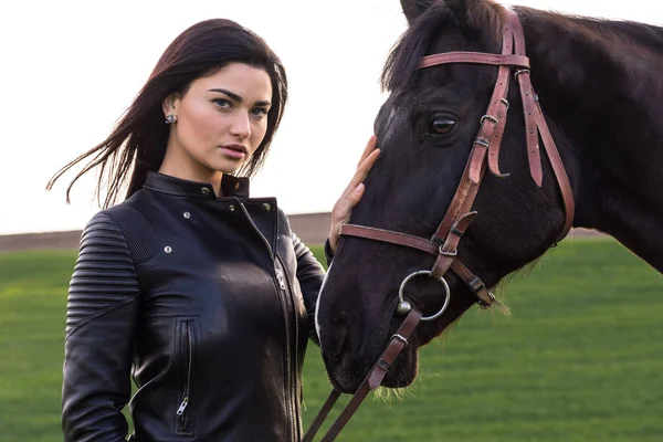 Mujer joven con caballo — Foto de Stock