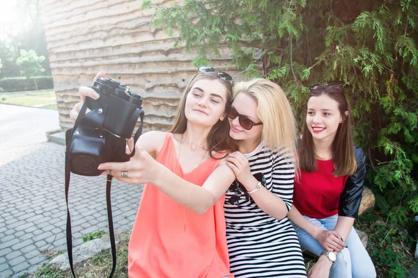 Mujeres tomando selfie —  Fotos de Stock