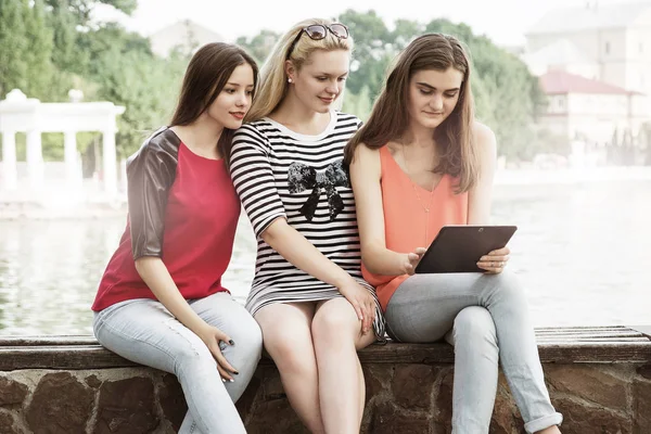 Mujeres jóvenes con tableta —  Fotos de Stock