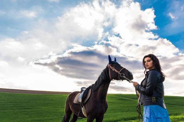 Ung kvinna med häst — Stockfoto