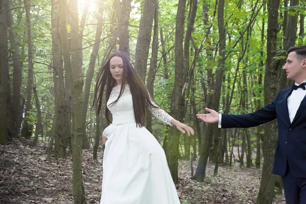 Novia y novio en el bosque —  Fotos de Stock