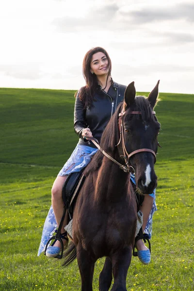 Frau reitet Pferd — Stockfoto