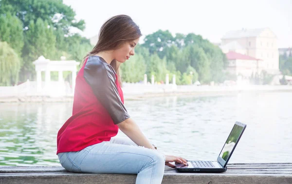 Dizüstü bilgisayarı olan genç kadın