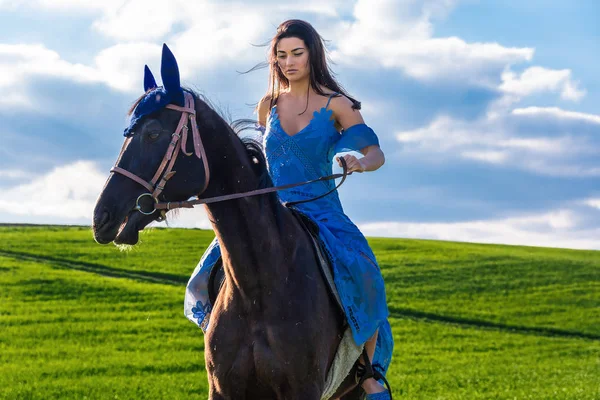 Mujer montando caballo — Foto de Stock