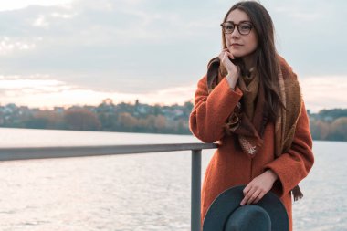 şapka Gölü ile genç kız