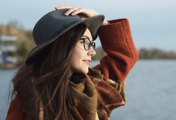 Chica joven en sombrero en el lago — Foto de Stock