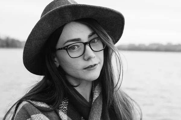 Chica joven en sombrero en el lago — Foto de Stock