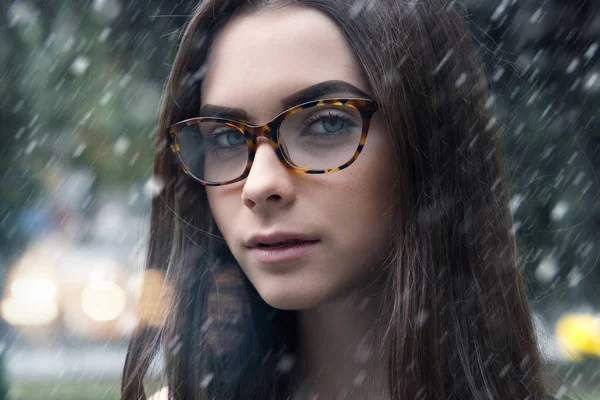 Chica joven en gafas — Foto de Stock