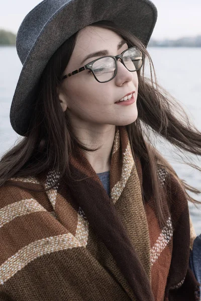 Chica joven en sombrero en el lago — Foto de Stock