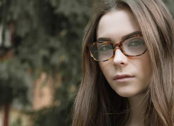 Chica joven en gafas — Foto de Stock