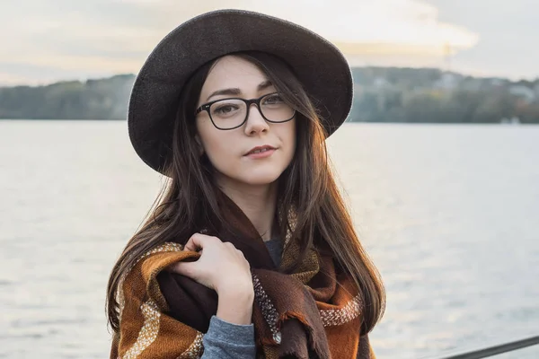 Chica joven en sombrero en el lago — Foto de Stock