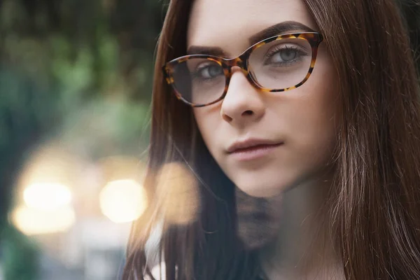 Chica joven en gafas — Foto de Stock