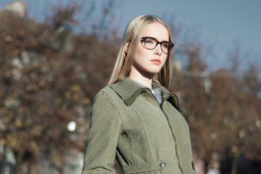 Gözlüklü genç kadın.