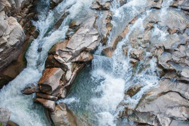 dağlarda akan nehir