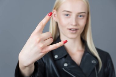 Genç sarışın kadın.