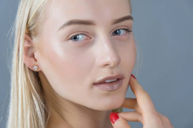 Genç sarışın kadın.