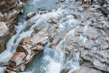 dağlarda akan nehir