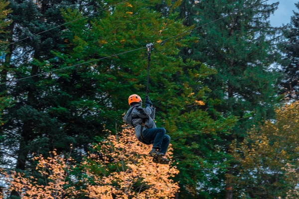 Reiter zu Fuß auf Seilrutsche — Stockfoto