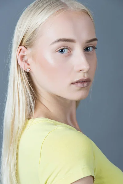 Ung blond kvinna — Stockfoto