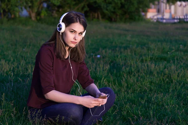 Mujer escuchando música — Foto de Stock