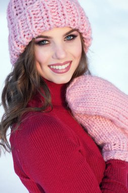 pembe şapkalı kadın 