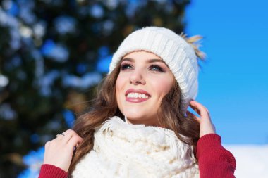 Beyaz şapkalı kadın 