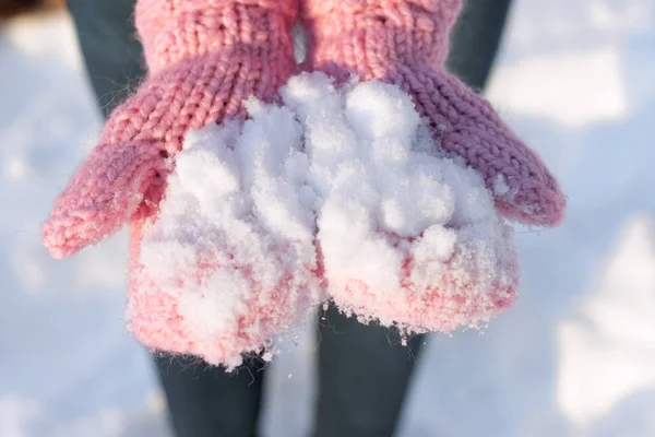 ピンクの手袋で雪が降る — ストック写真