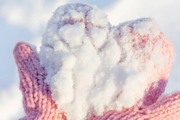 Schnee auf rosa Fäustlingen — Stockfoto