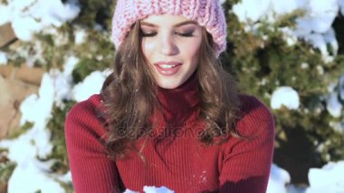 pembe şapkalı kadın 