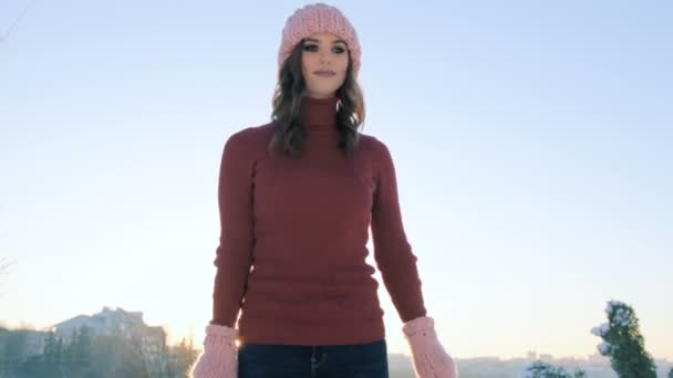 Mujer en sombrero rosa — Vídeos de Stock