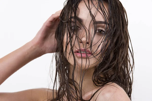 Frau mit nassen Haaren — Stockfoto