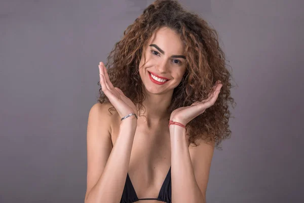 Linda menina encaracolado sorrindo — Fotografia de Stock