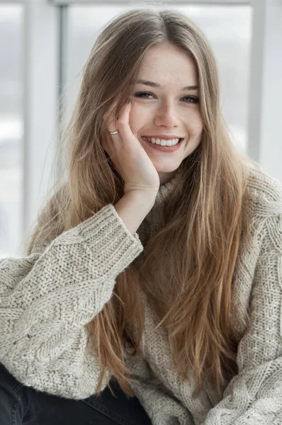 Beautiful young woman — Stock Photo, Image