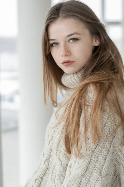 Schöne junge Frau — Stockfoto