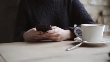 Kafede Akıllı Telefonlu Kadın