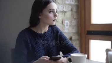 Kafede Akıllı Telefonlu Kadın