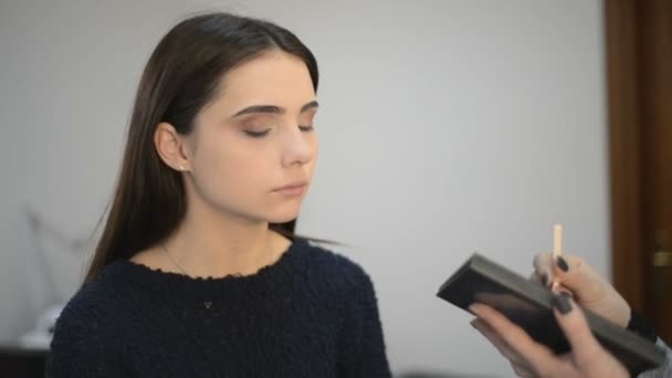 Estilista haciendo maquillaje — Vídeo de stock