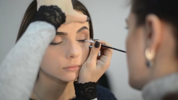 Kadeřnice dělá make-up — Stock video