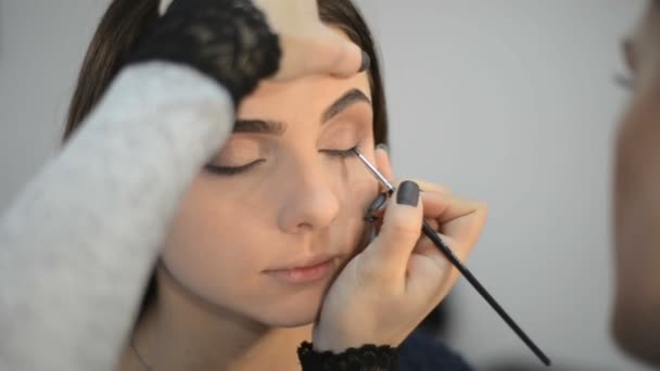 Stylist gör makeup — Stockvideo