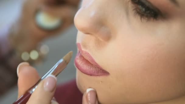 Kadeřnice dělá make-up — Stock video