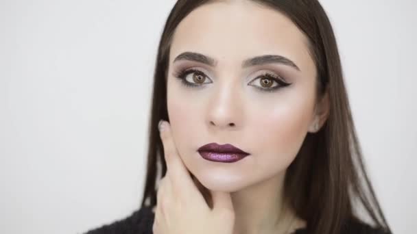 Bella donna con il trucco — Video Stock