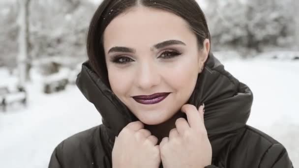 Mujer con chaqueta de invierno — Vídeos de Stock