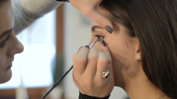 Kadeřnice dělá make-up — Stock video