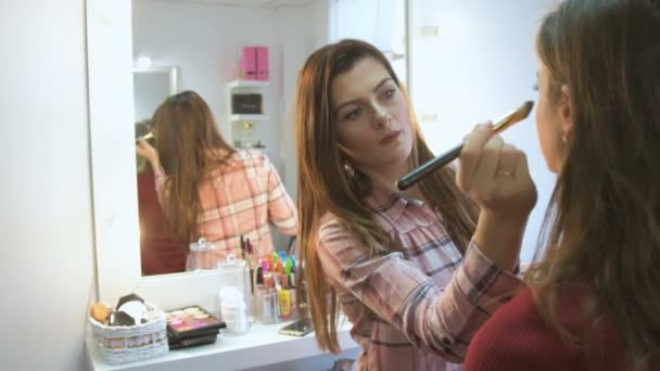 Stylistin beim Make-up — Stockvideo