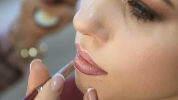 Kadeřnice dělá make-up — Stock video