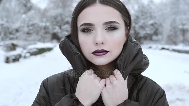 Mujer con chaqueta de invierno — Vídeos de Stock