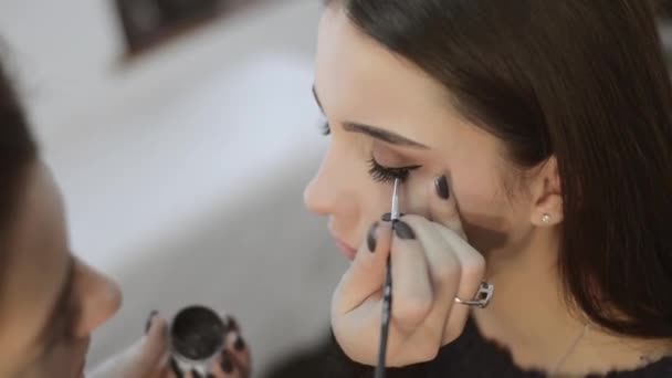 Estilista haciendo maquillaje — Vídeos de Stock